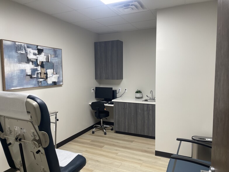 More Photos Of 1915 S Zapata Hwy, Laredo Storefront Retail Office For Lease