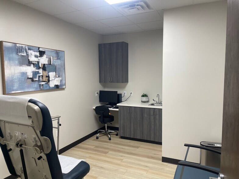 More Photos Of 1915 S Zapata Hwy, Laredo Storefront Retail Office For Lease