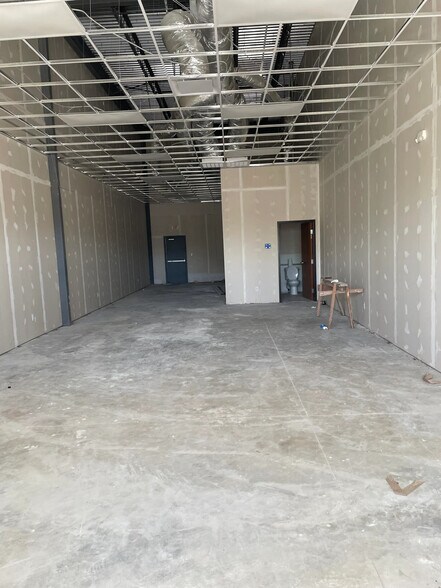 More Photos Of 2531 W Ledbetter Dr, Dallas Freestanding For Lease