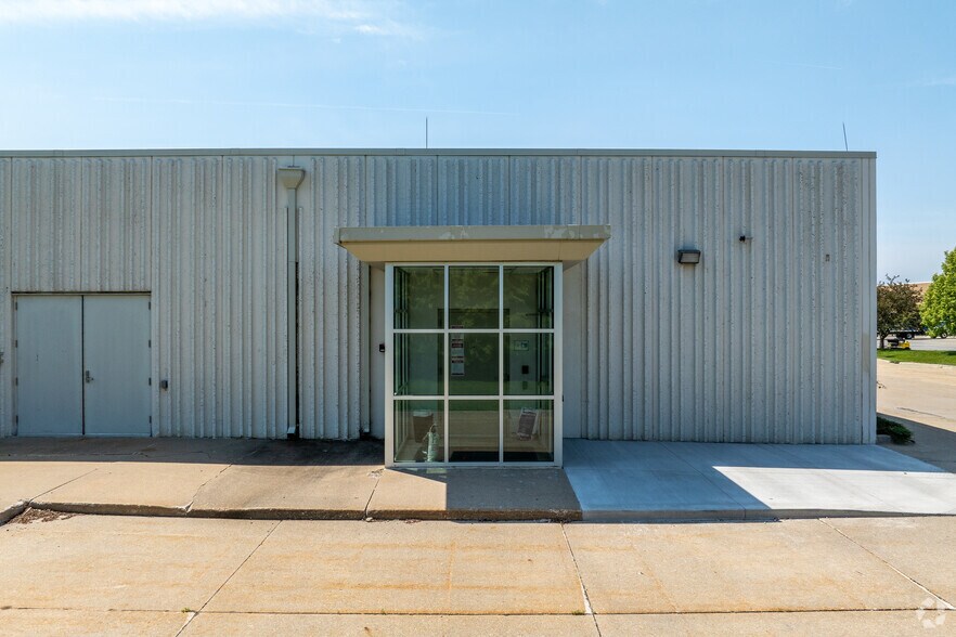 More Photos Of 10740 Aurora Ave, Urbandale Industrial For Sale
