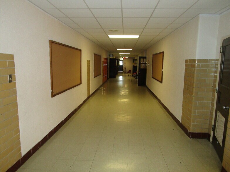 More Photos Of 700 W Houston St, Marshall Schools For Sale