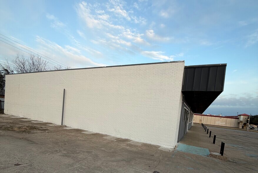 More Photos Of 612 Michael Dr, Everman Freestanding For Lease