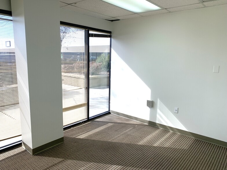More Photos Of 1031-1035 Putman Dr, Huntsville Flex For Lease