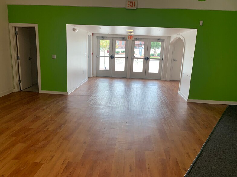 More Photos Of 150 E Thomas St, Rocky Mount General Retail For Lease