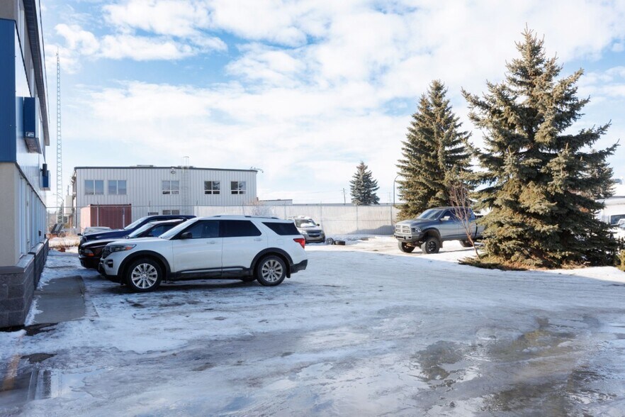 More Photos Of 8121 49 Ave Close, Red Deer Service For Sale