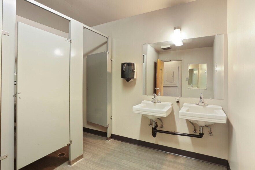More Photos Of 1446 N Hunter St, Stockton Office For Sale