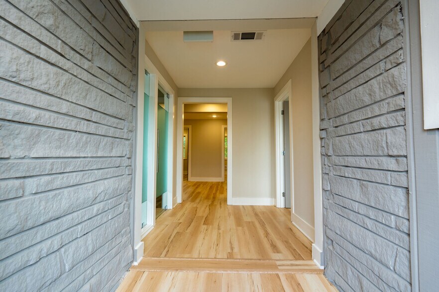 More Photos Of 608 Mauldin Dr, Woodstock Office For Lease