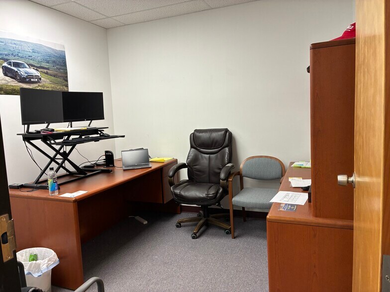 More Photos Of 25 Lindeman Dr, Trumbull Warehouse For Lease