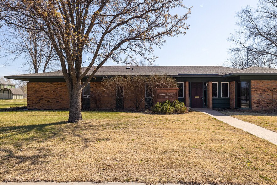 More Photos Of 504 N Poplar St, Peabody Medical For Sale