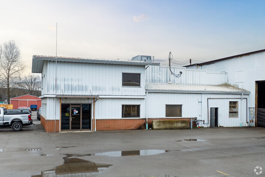 More Photos Of 3608 Sharon Rd, West Middlesex Warehouse For Lease