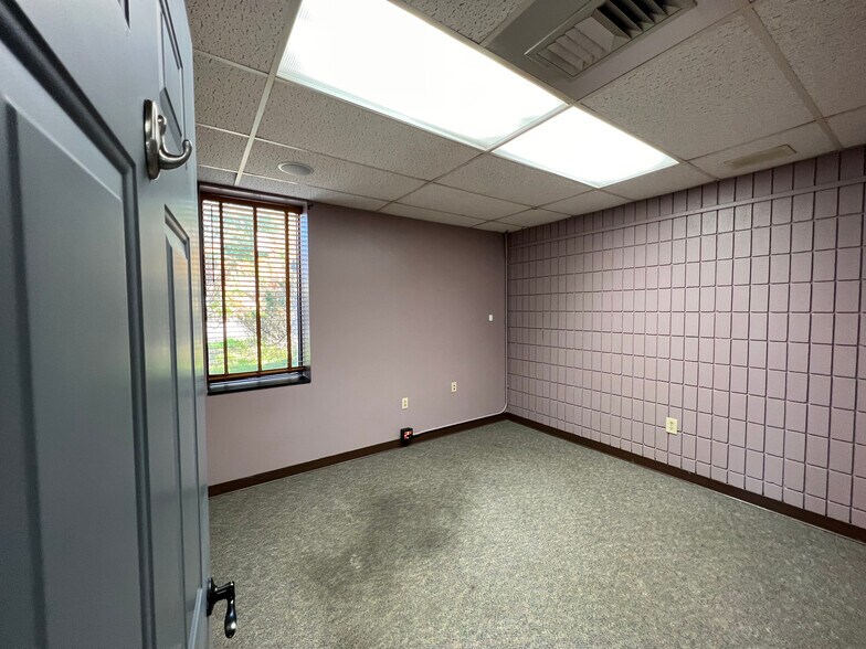 More Photos Of 1250 N Frontage Rd, Hastings Office For Lease