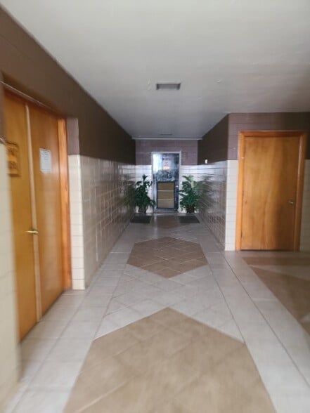 More Photos Of 120 S Echo St, Holdenville Bar For Sale