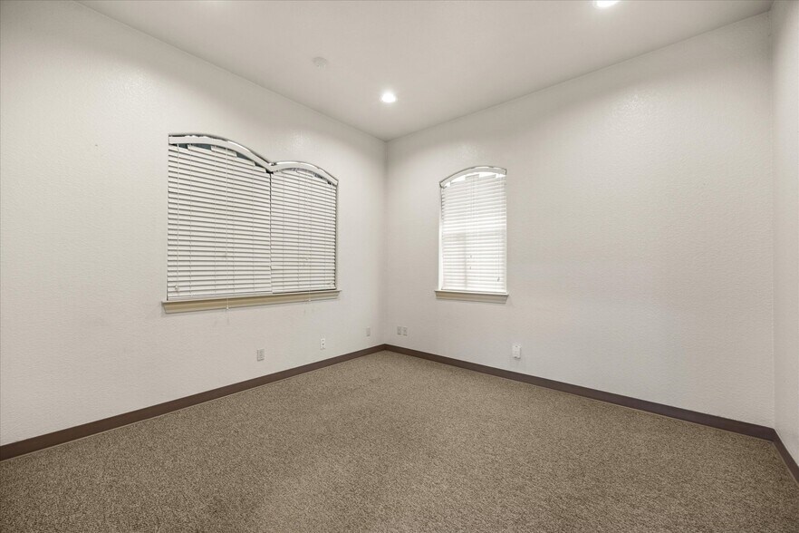 More Photos Of 1305 Paluxy Rd, Granbury Medical For Sale