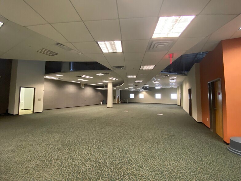 More Photos Of 7050 Burleson Rd, Austin Light Distribution For Sale