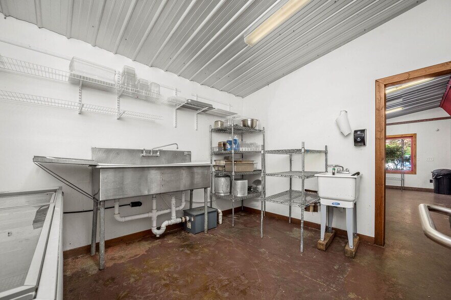 More Photos Of 7080 Dale Ridge Rd, Lancaster Convenience Store For Sale