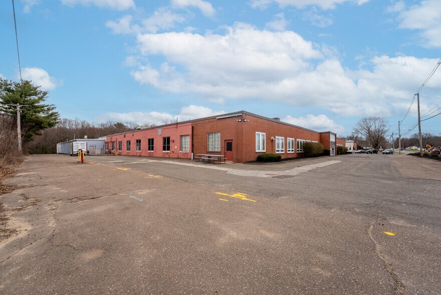 More Photos Of 755 New Ludlow Rd, South Hadley Warehouse For Lease