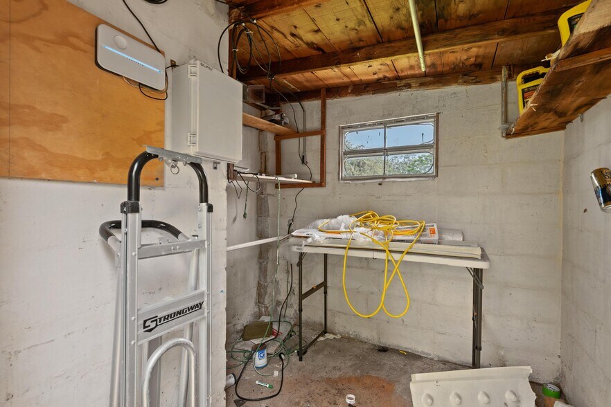 More Photos Of 4349 Louis Ave, Holiday Warehouse For Sale