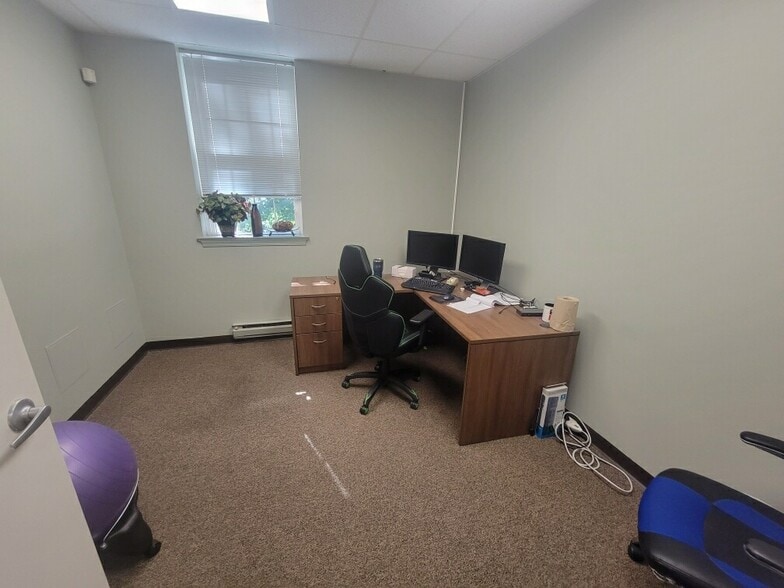 More Photos Of 105 Chesley Dr, Media Office For Lease