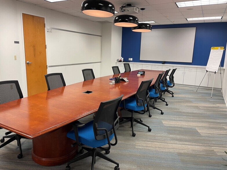More Photos Of 301 Pennsylvania Pky, Indianapolis Office For Lease