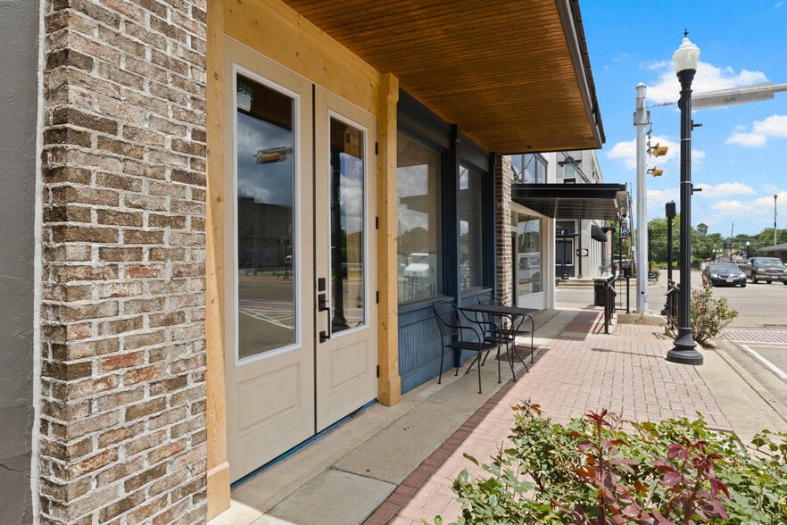 More Photos Of 209 N Jefferson Ave, Mount Pleasant Storefront For Sale