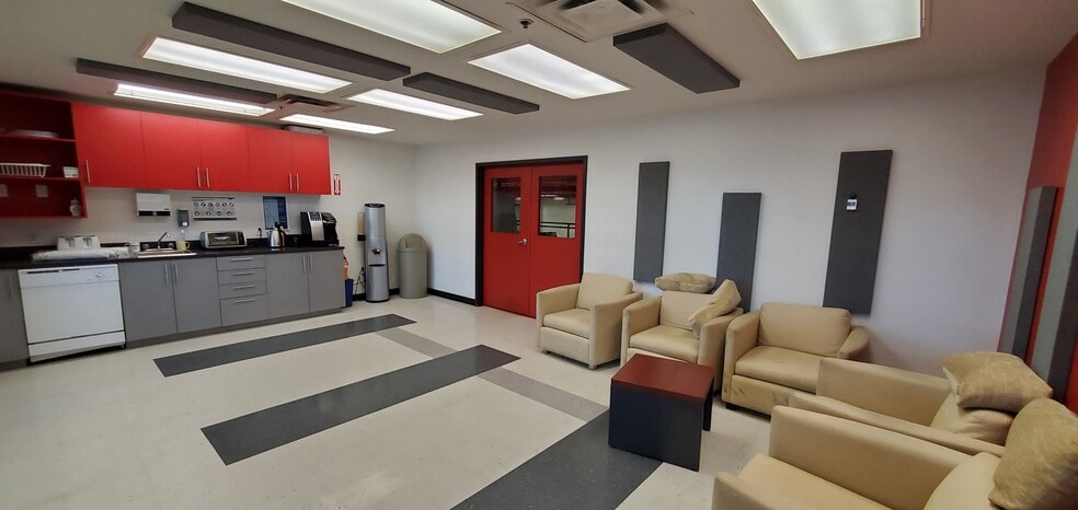 More Photos Of 2695 Av Dollard, Montréal Warehouse For Lease