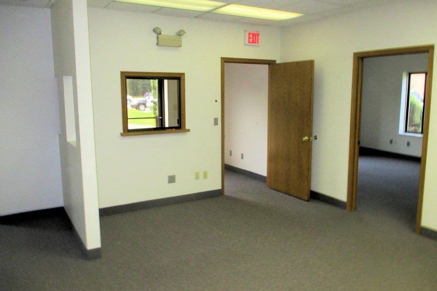 More Photos Of 7757 Auburn Rd, Painesville Flex For Lease