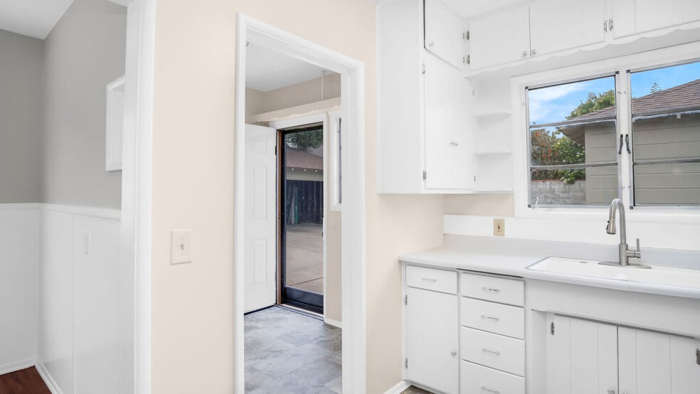 More Photos Of 10346 Oro Vista Ave, Sunland Multifamily For Sale