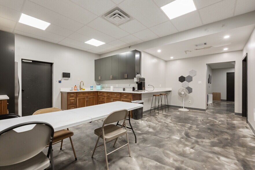 More Photos Of 4714 S Zarzamora St, San Antonio Auto Repair For Sale