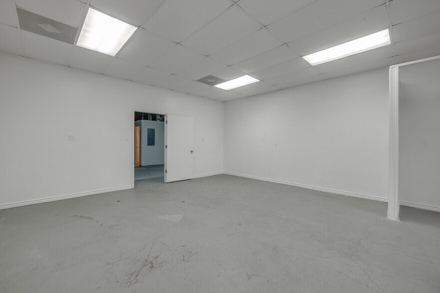 More Photos Of 623-627 Pine St, Abilene Storefront For Sale