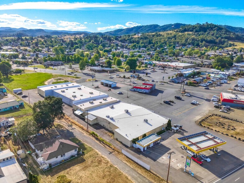 More Photos Of 120 SW Douglas Blvd, Winston Supermarket For Lease