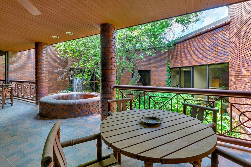 More Photos Of 400 W Houston St, Marshall Office For Sale