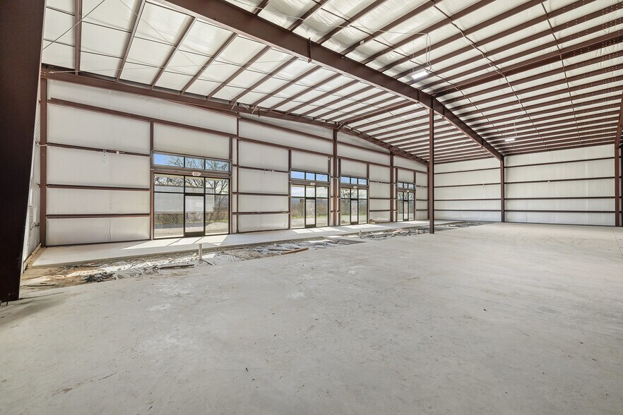 More Photos Of 202 W 1st St, Taylor Flex For Lease