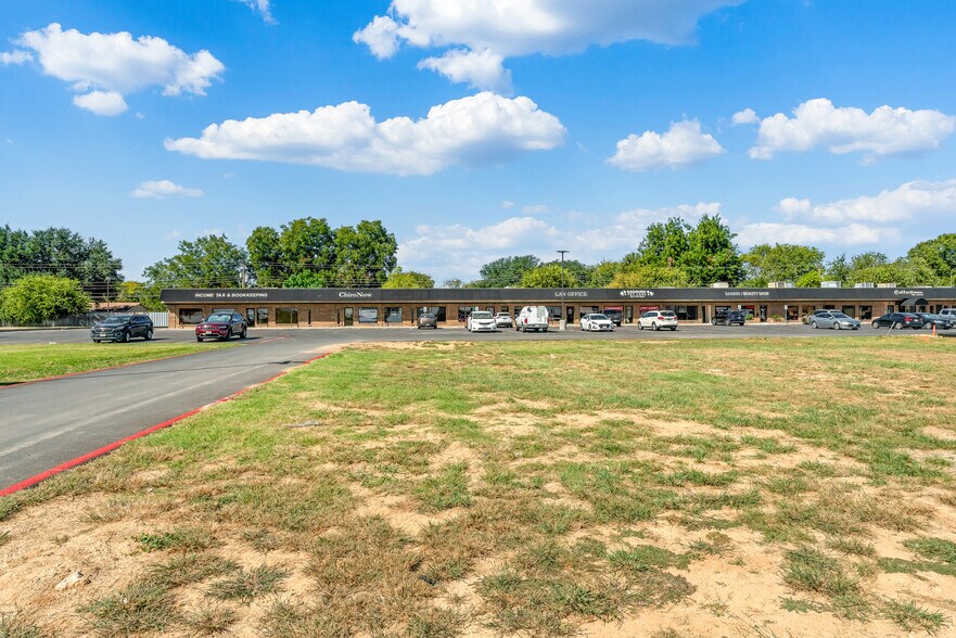 More Photos Of 702-736 S Saginaw Blvd, Fort Worth Unknown For Lease