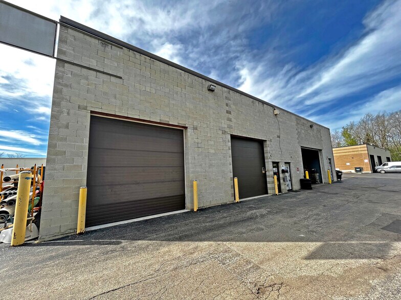 More Photos Of 25765-25767 Hillview Ct, Mundelein Flex For Sale