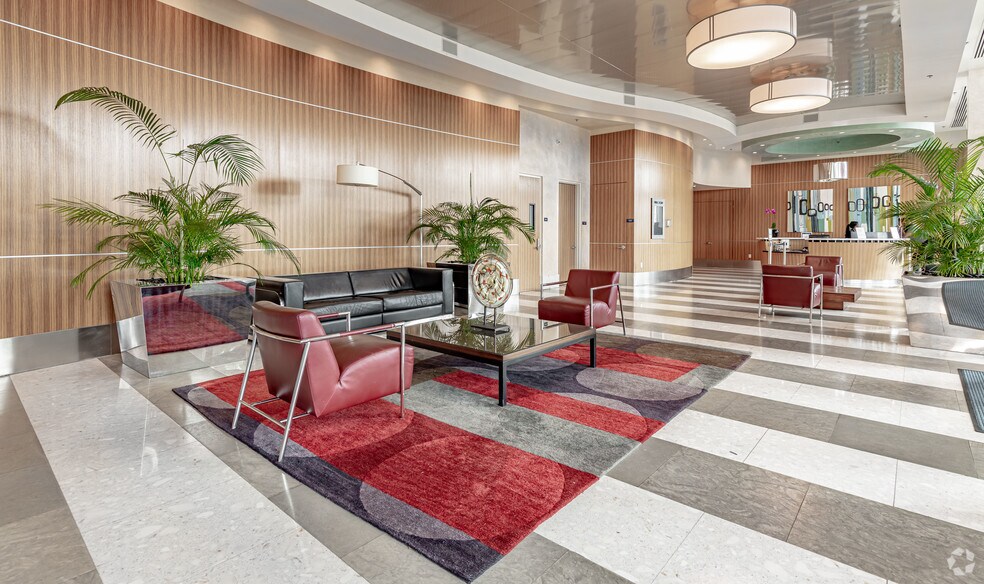 More Photos Of 270 Biscayne Boulevard Way, Miami Hotel For Lease