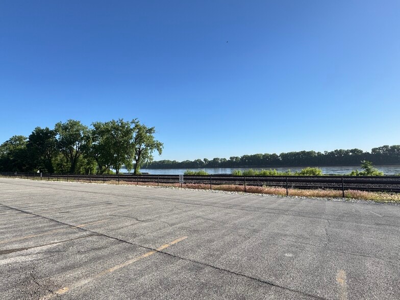 More Photos Of 516 W Front St, Washington General Retail For Sale