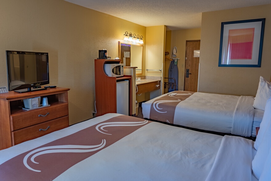 More Photos Of 730 E Jennifer Ln, Sidney Hotel For Sale