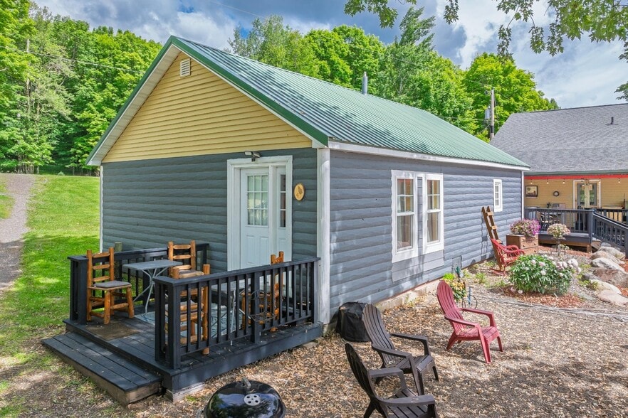 More Photos Of 11633 Lakeview Dr, Butternut Restaurant For Sale