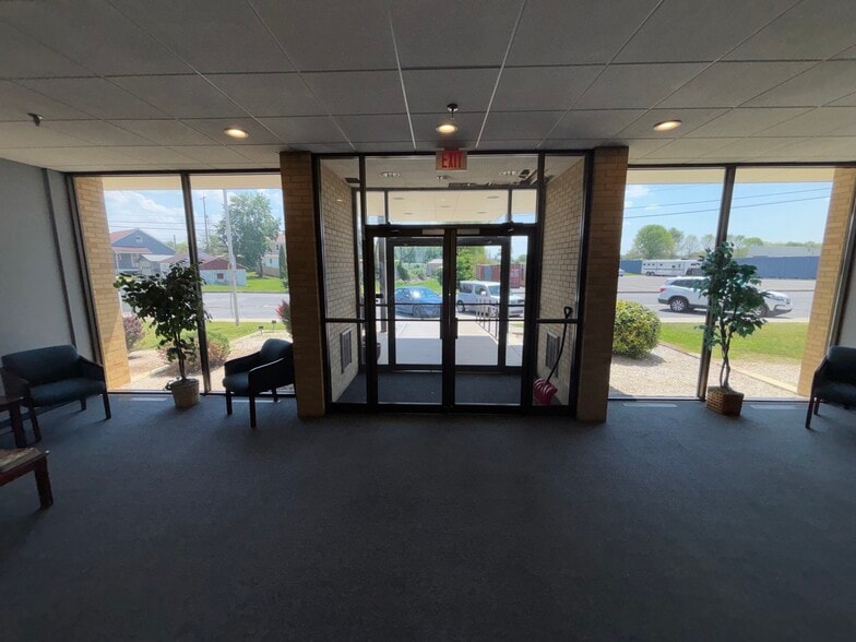 More Photos Of 20 N Front St, Bally Distribution For Sale