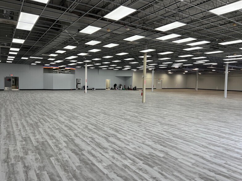 More Photos Of 1194 N Kinzie Ave, Bradley General Retail For Lease