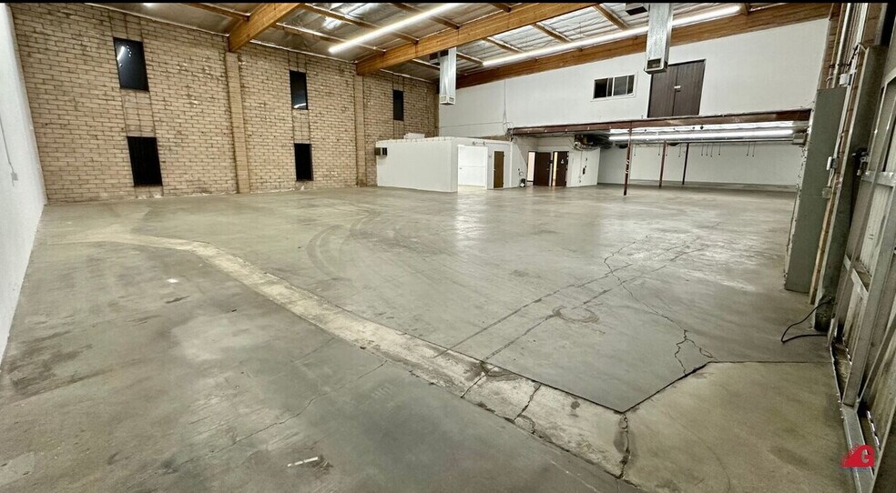 More Photos Of 9851 Owensmouth Ave, Chatsworth Warehouse For Lease