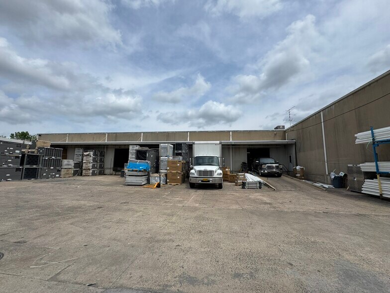 More Photos Of 2000 E Roosevelt Rd, Little Rock Showroom For Sale