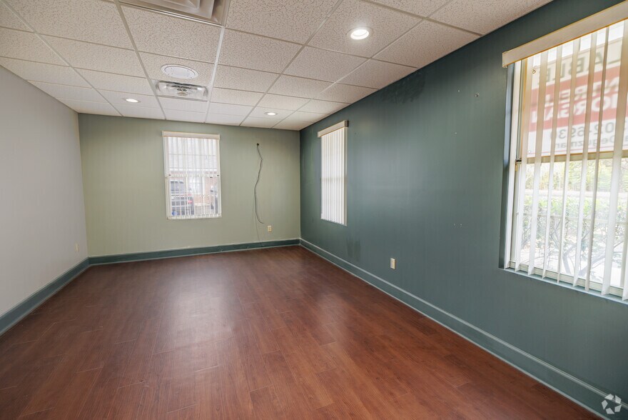 More Photos Of 3810 Williamsburg Park Blvd, Jacksonville Office For Sale