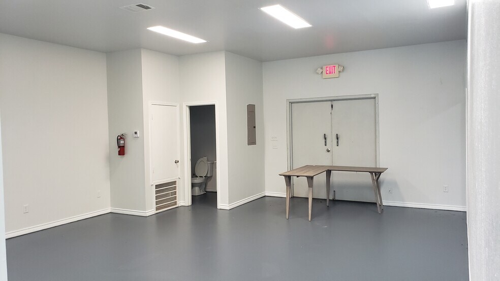 More Photos Of 6725 E US Highway 80, Longview Storefront Retail Office For Lease