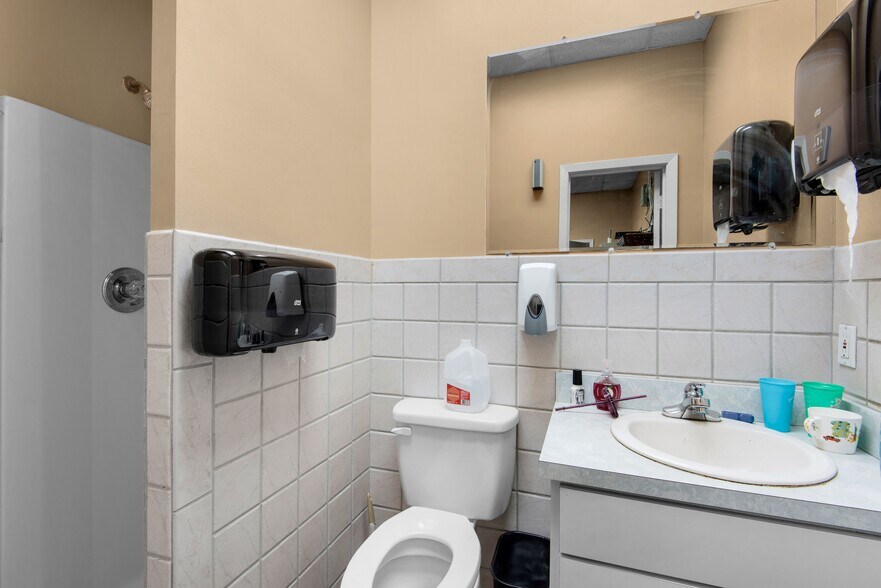 More Photos Of 3061 Gulf Breeze Pky, Gulf Breeze Carwash For Sale