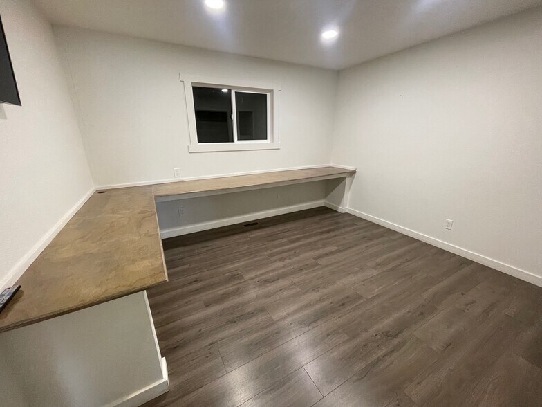 More Photos Of 3070 NW Canal Blvd, Redmond Land For Lease