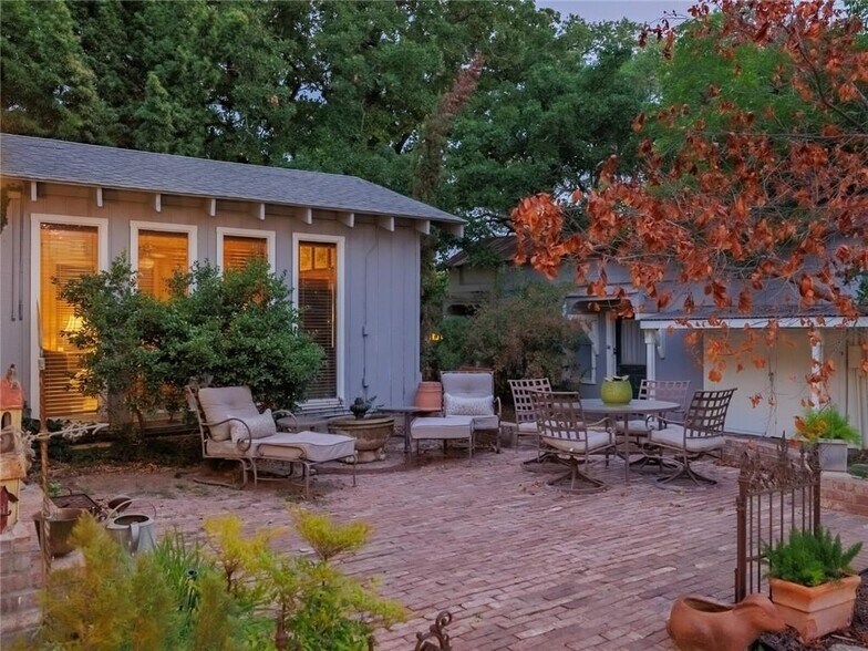 More Photos Of 915 E Cameron Ave, Rockdale Hotel For Sale