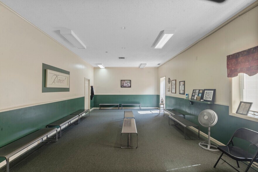 More Photos Of 2180 Northwest Blvd, Newton Medical For Sale