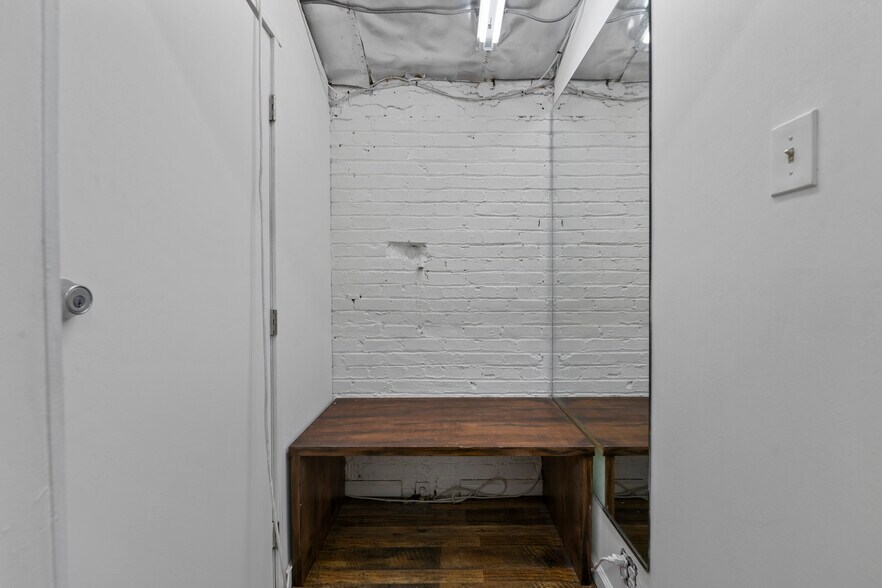 More Photos Of 11807 Santa Monica Blvd, Los Angeles Storefront For Lease