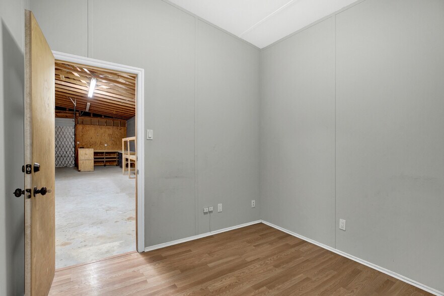 More Photos Of 218 Deborah Dr, New Braunfels Warehouse For Lease